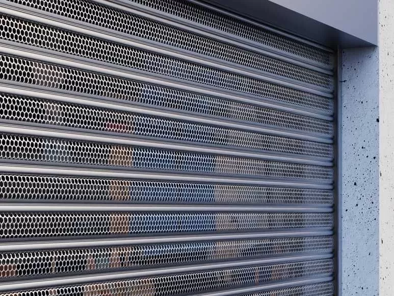 Rideau métallique à lames micro-perforées