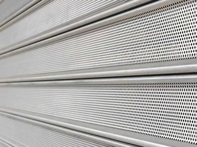 Rideau métallique à lames micro perforées
