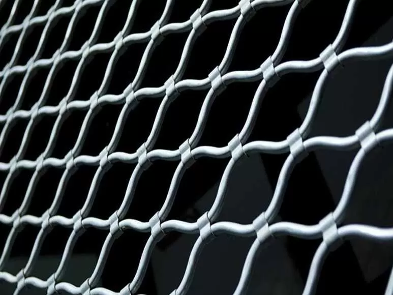 Rideau métallique à tubes ondulés