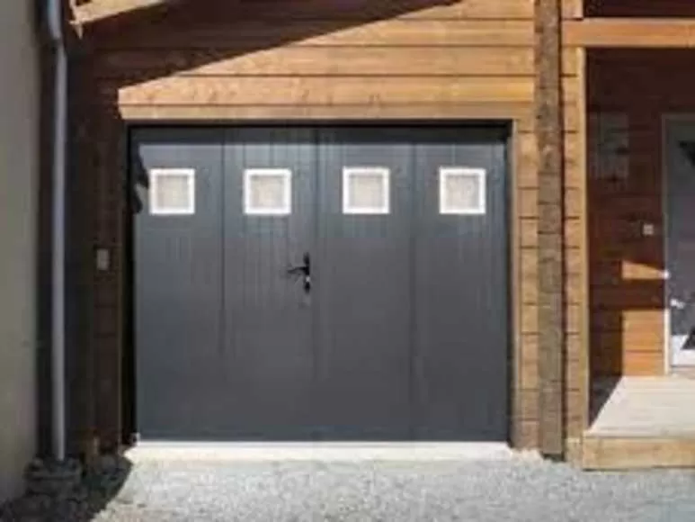 Porte de garage battante à quatre vantaux