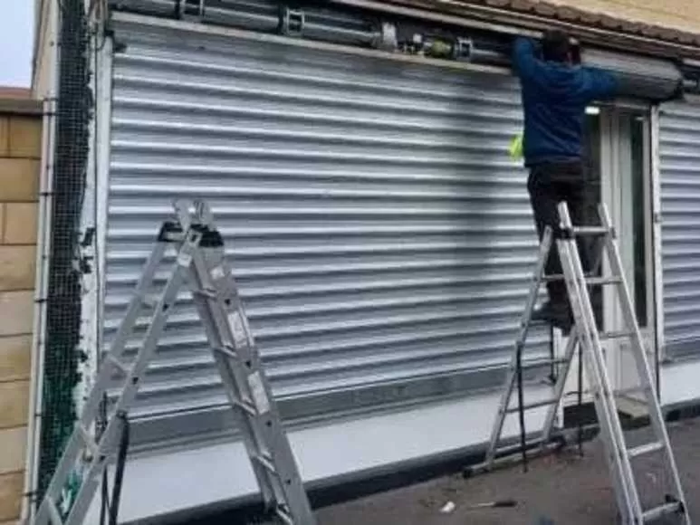 Installation rideau métallique à 94550
