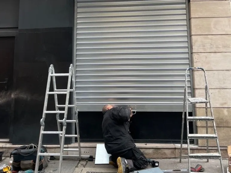 Réparation rideau métallique bloqué à Dourdan