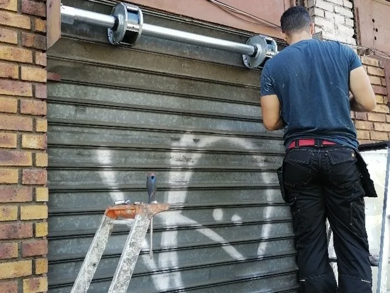 Changement de moteur de rideau métallique à 91440