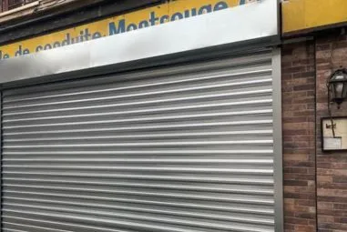 Installation de rideau métallique à 94440