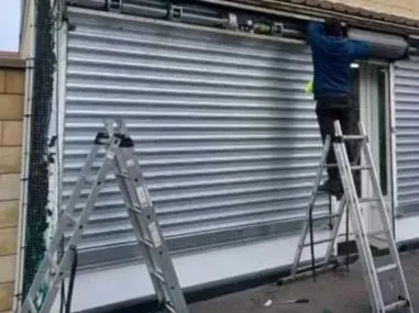 Installation rideau métallique à 94550