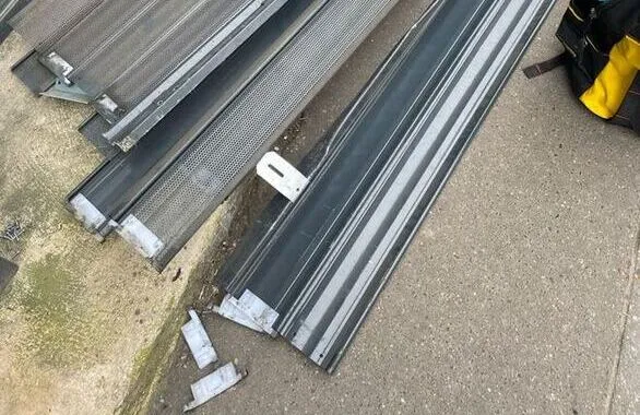 lames de rideau métallique tordues